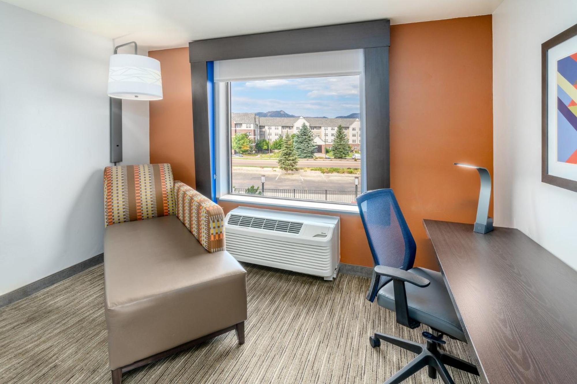 Holiday Inn Express & Suites - Colorado Springs Afa Northgate By Ihg Экстерьер фото