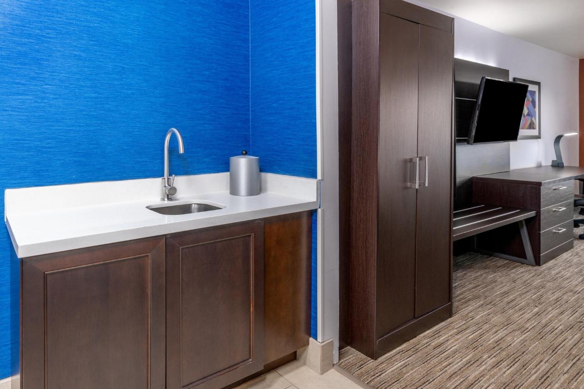 Holiday Inn Express & Suites - Colorado Springs Afa Northgate By Ihg Экстерьер фото